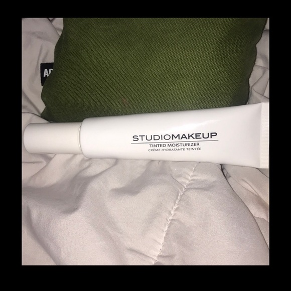 STUDIO MAKEUP TINTED MOISTURIZER - Picture 3 of 5